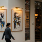 Wireless picture light illuminating framed art